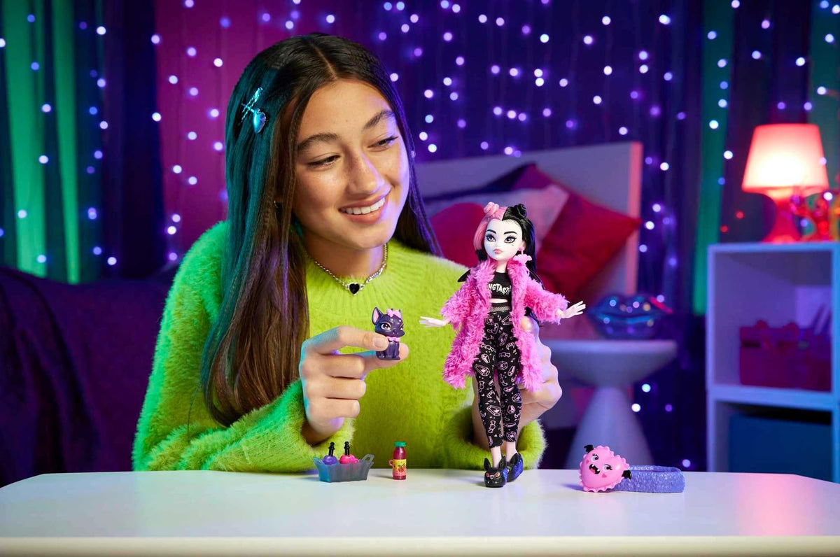 Monster High Doll Set with Pet Bat, Sleepover Clothes & Accessories Q510830